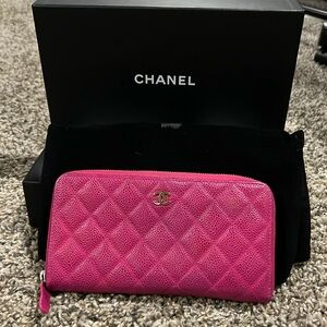 Beautiful Chanel wallet with box and dust bag